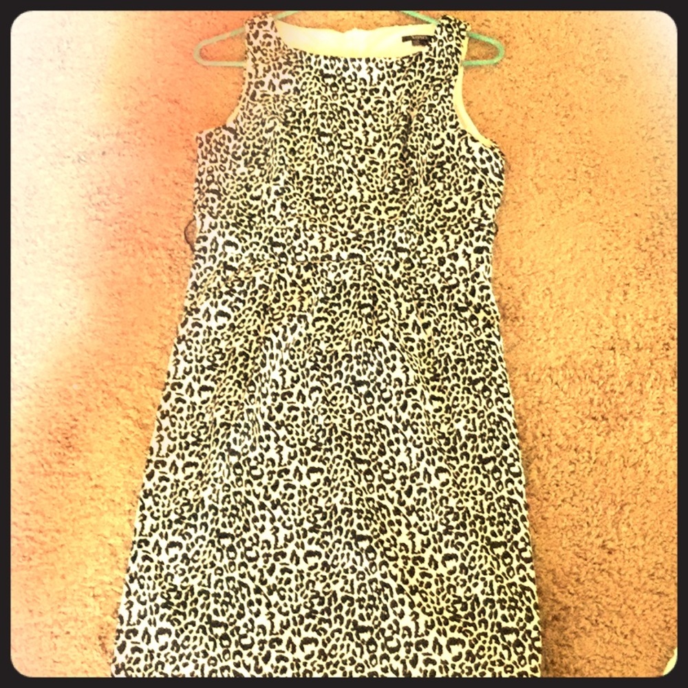 Leopard print dress with pockets